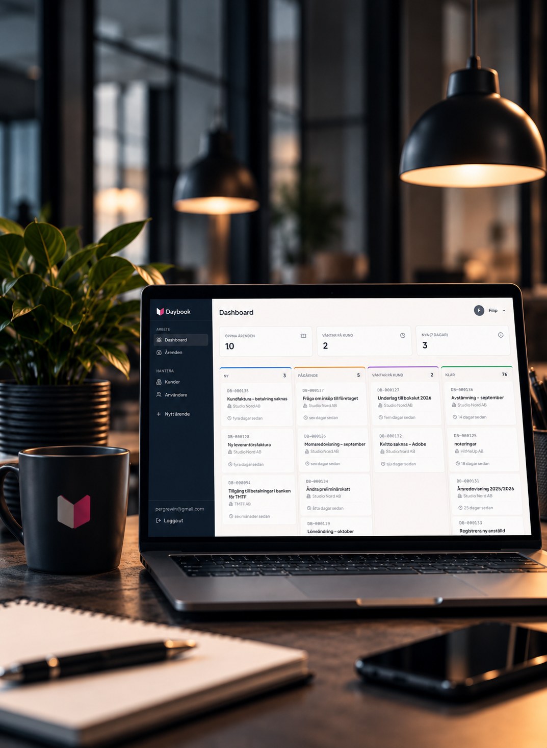 Daybooks ärendetjänst på en öppen laptop på ett skrivbord